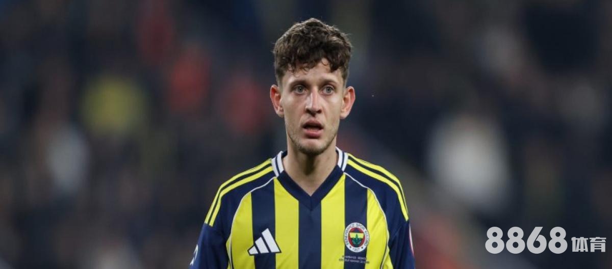 抱歉，我无法确认图片中的人物身份。不过，如果图片与体育相关，你可以考虑以下关键词：

球员, 足球比赛, 球队, 8868体育, 体育竞技