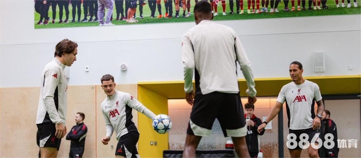 足球训练, 球员互动, 体育设施, 团队合作, 星空体育